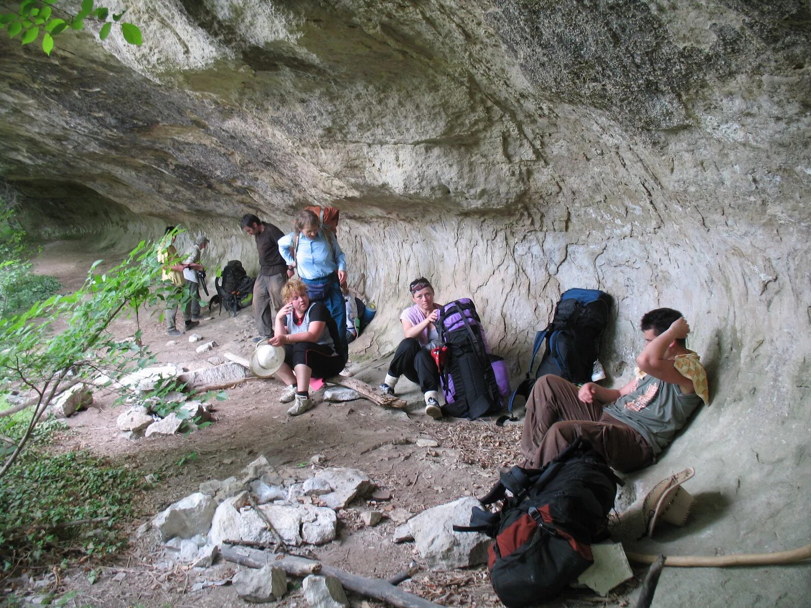 бушкрафт шалаш лагерь. бушкрафт убежище в лесу. естественное укрытие. землянка в лесу. укрытие hexayurt.
