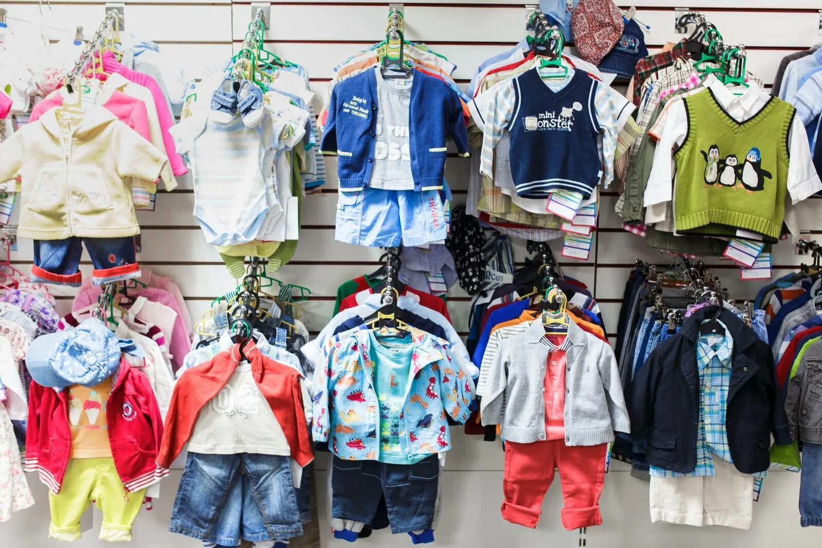 Закупить детскую одежду. Дети в красивой одежде. Много одежды на ребенке. Самая дешевая детская одежда. Детские вещи.