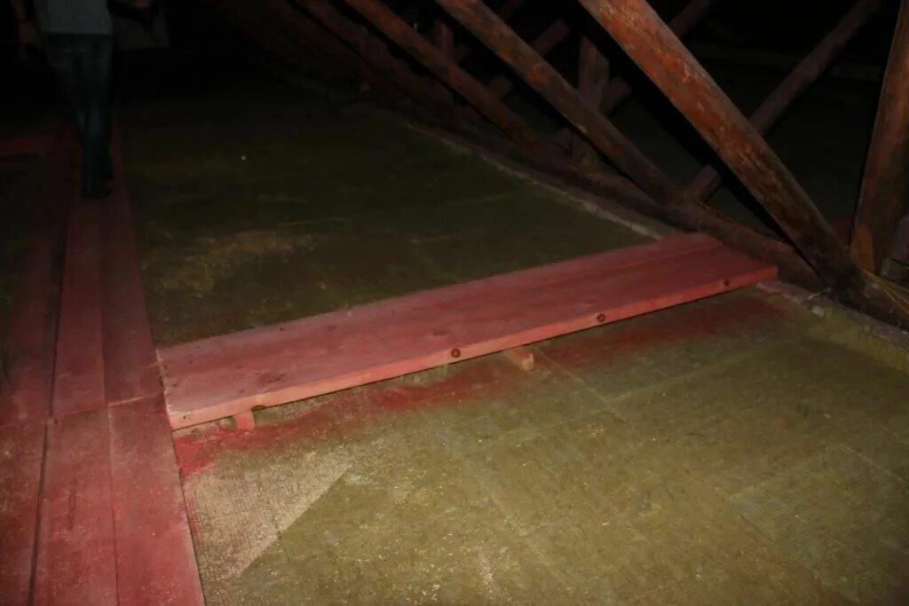 мостики на чердаке. деревянная крыша изнутри. мостик на чердаке. деревянный коровник. деревянный сарай внутри.