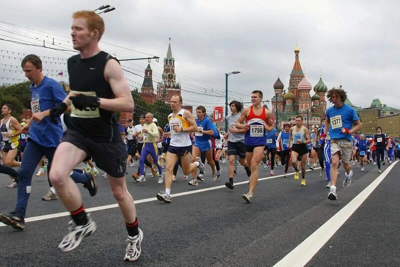 Московский марафон. Массовые спортивные мероприятия в Москве. Массовый забег марафон. Бегуны Московский марафон. Спортивно массовое движение