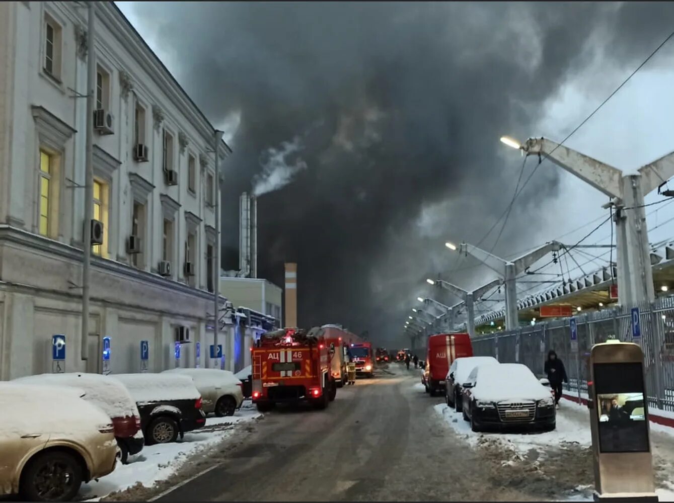 Пожар на складе цветов. Пожар в районе вокзала. Пожар на площади трех вокзалов в москве. Пожар на москва 3. Пожар москва штаб.