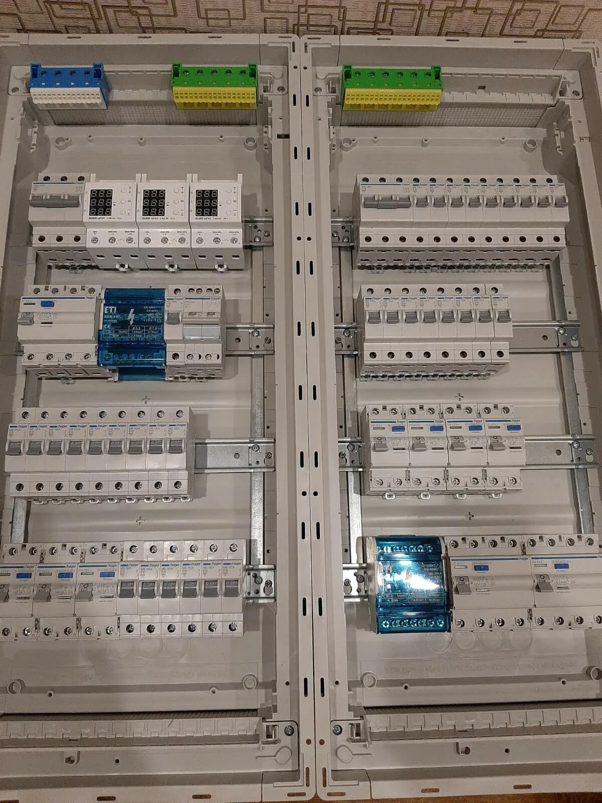 Электрощит на 56 модулей. Щит ABB uk 600 48 модулей размер. Щит 56 модулей. Сборка щита 3 фазы на 24 модуля от фирмы Iveco. Сборка щита модуля