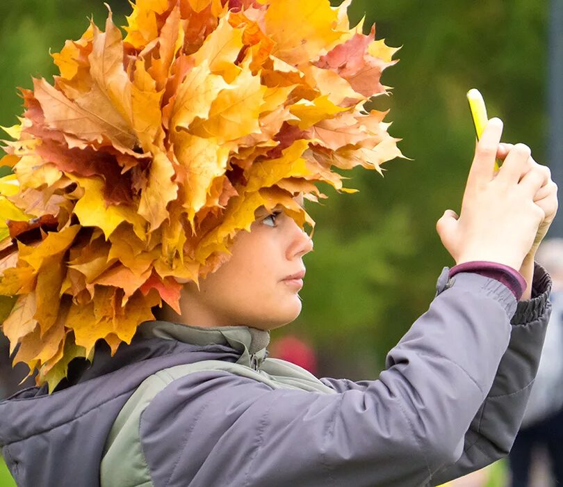 улица листва. осенний направление. александровский парк елабуга осень. осень природа листья. девушка с венком из кленовых листьев.