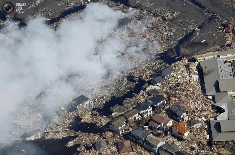 Землетрясение в 11 году. Землетрясение в Японии 2011 АЭС Фукусима 1. ЦУНАМИ В Японии в 2011. Землетрясение Япония 2011 АЭС.