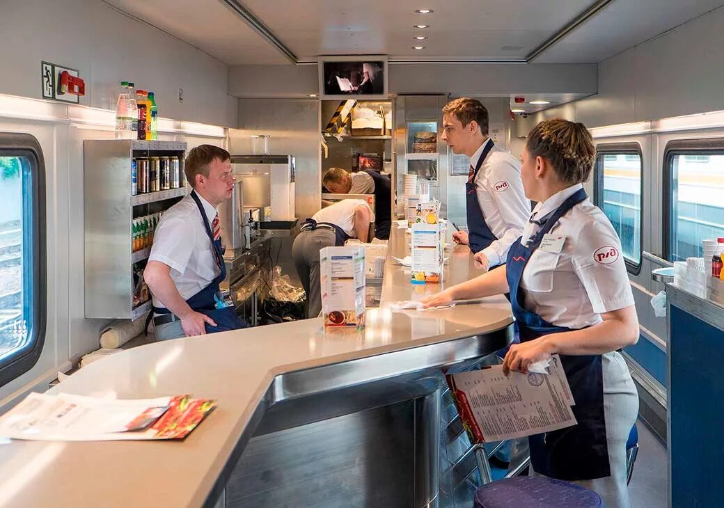 Пассажиры жд. Люди на перроне. Проводница пассажирского вагона. Вагон ресторан в стриже москва нижний новгород. Вагон ресторан в сапсане.