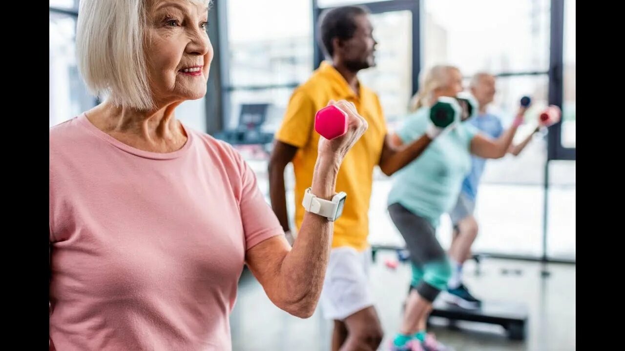 Спортивные пожилые люди. Спорт для старшего возраста. Спорт для старшего возраста. Пожилые в тренажерном зале. Фитнес для пожилых женщин.