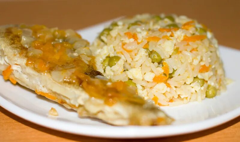 Приготовить минтай с рисом. Горбуша с рисом и овощами. Минтай с рисом. Запеченная рыба с рисом. Рыба с рисом и овощами.