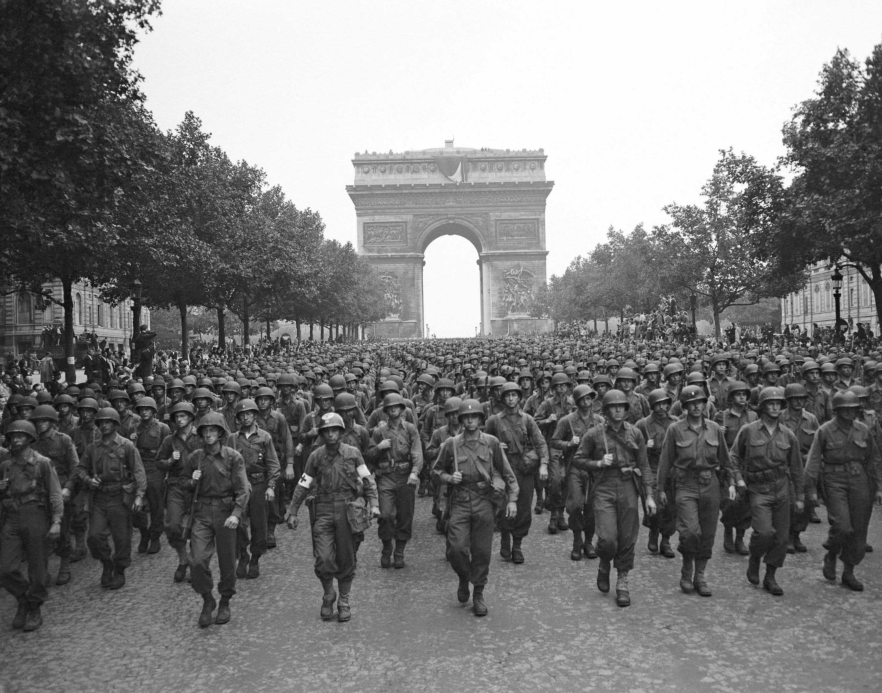 Германия 1944. Парад немецких войск в Париже 1940. Освобождение Франции 1944 Париж.