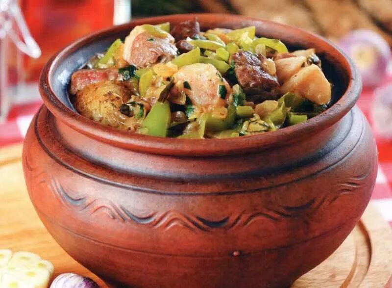 Тушеное мясо в горшочке. Блюдо в горшке. Грибы с овощами в горшочке. Мясо с овощами в горшочках. Мясо в горшочках.