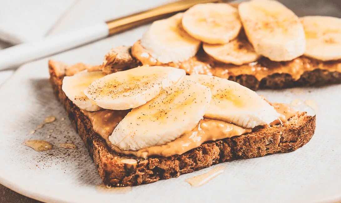 Бутерброд с арахисовой пастой и бананом. Сэндвич с арахисовой пастой и бананом. Бутеры с бананом. Сэндвич с бананом. Сладкий сэндвич с бананом.