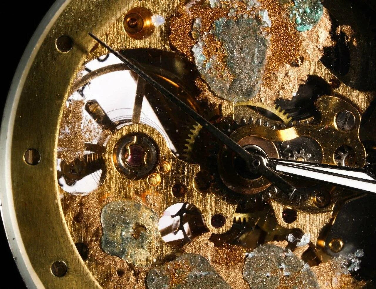 Разбитые наручные. Часы с механизмом. Механизм часов. Старинные часы механизм. Механические часы старинные.