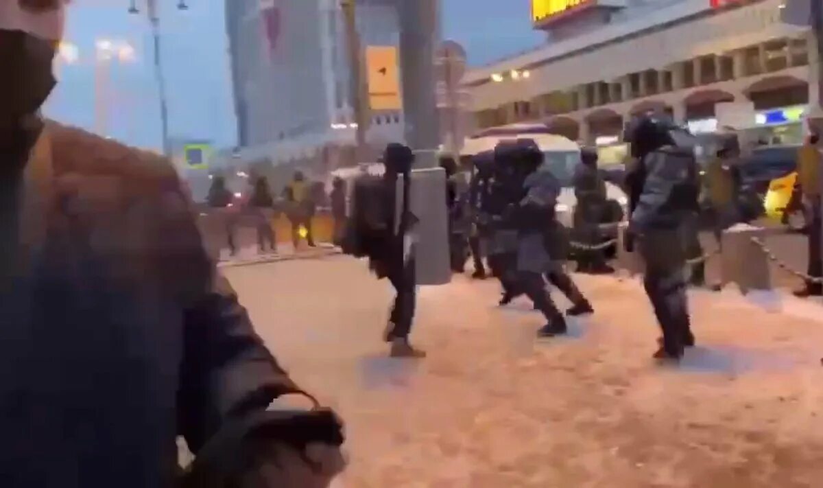 Задержали четверых подозреваемых. Нападение на сотрудника полиции. В москве мужчина напал. Кавказцы напали на мужчину с ребенком. Арестованные дети в москве.