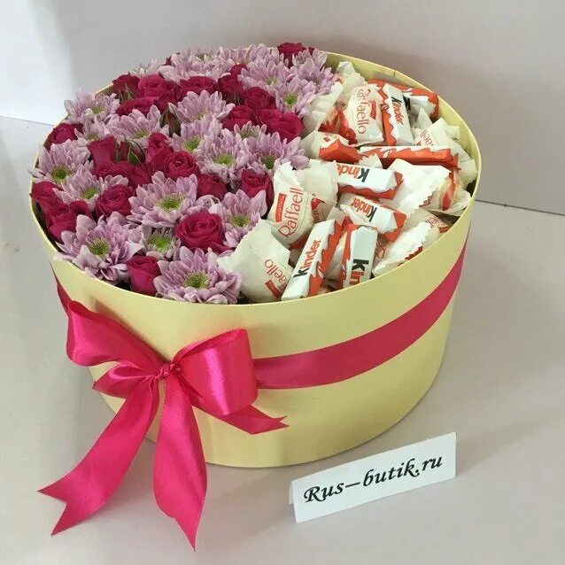 Цветы михайловск ставропольский. Коробка с хризантемами и конфетами. Коробка с цветами и Рафаэлло. Хризантемы с конфетами в коробке. Коробка цветов хризантем с Рафаэлло.