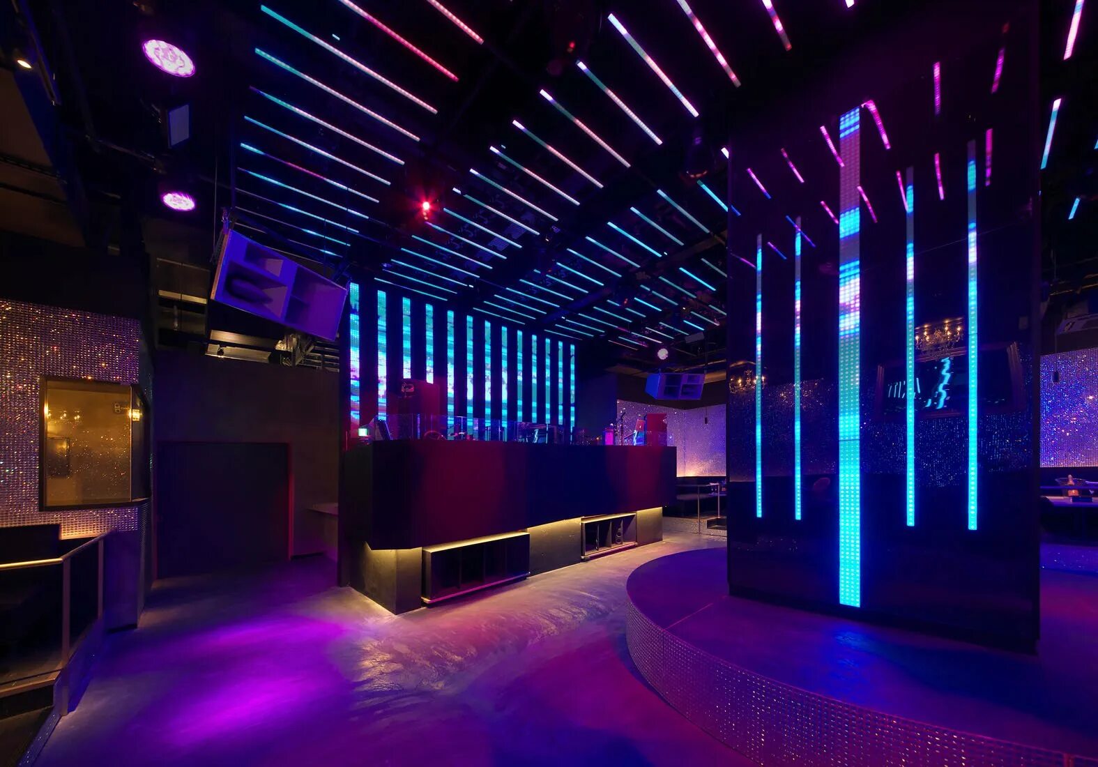 Night club 1. Интерьер ночного клуба. Интерьер в стиле ночного клуба. Неоновая подсветка бара. Необычный интерьер ночного клуба.