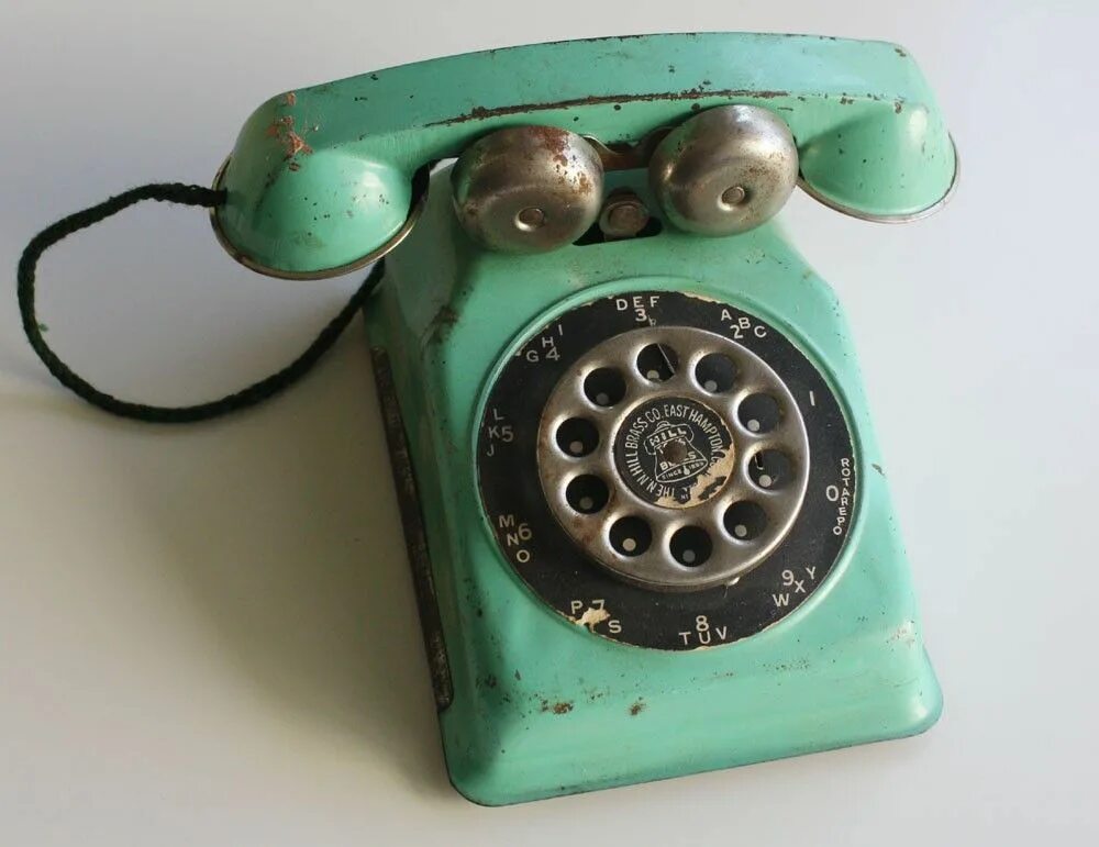 Как открыть старый телефон. Старый телефон. Винтажный телефон. Игрушка старый мобильник. Фиолетовый стационарный телефон старый.