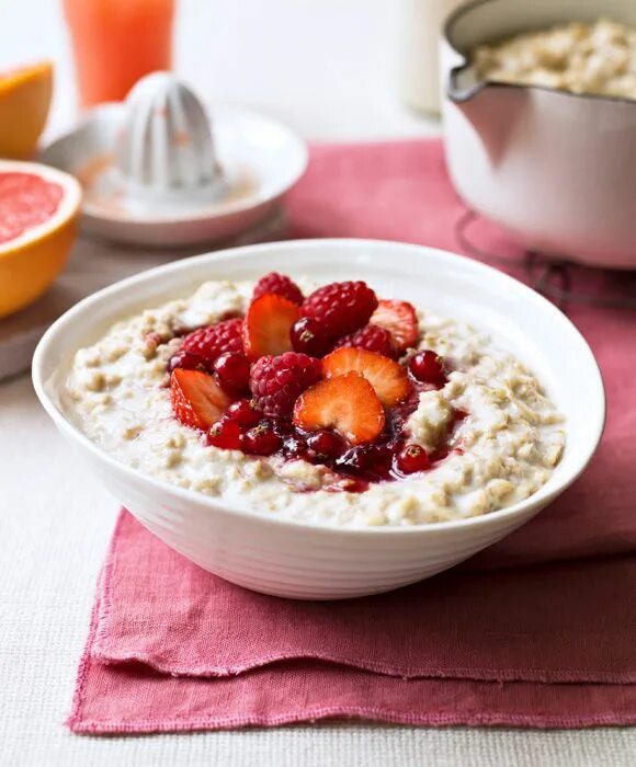 Завтраки без каш. Porridge (овсяная каша). Овсянка с фруктами. Овсяная каша с фруктами. Овсяная каша с ягодами.