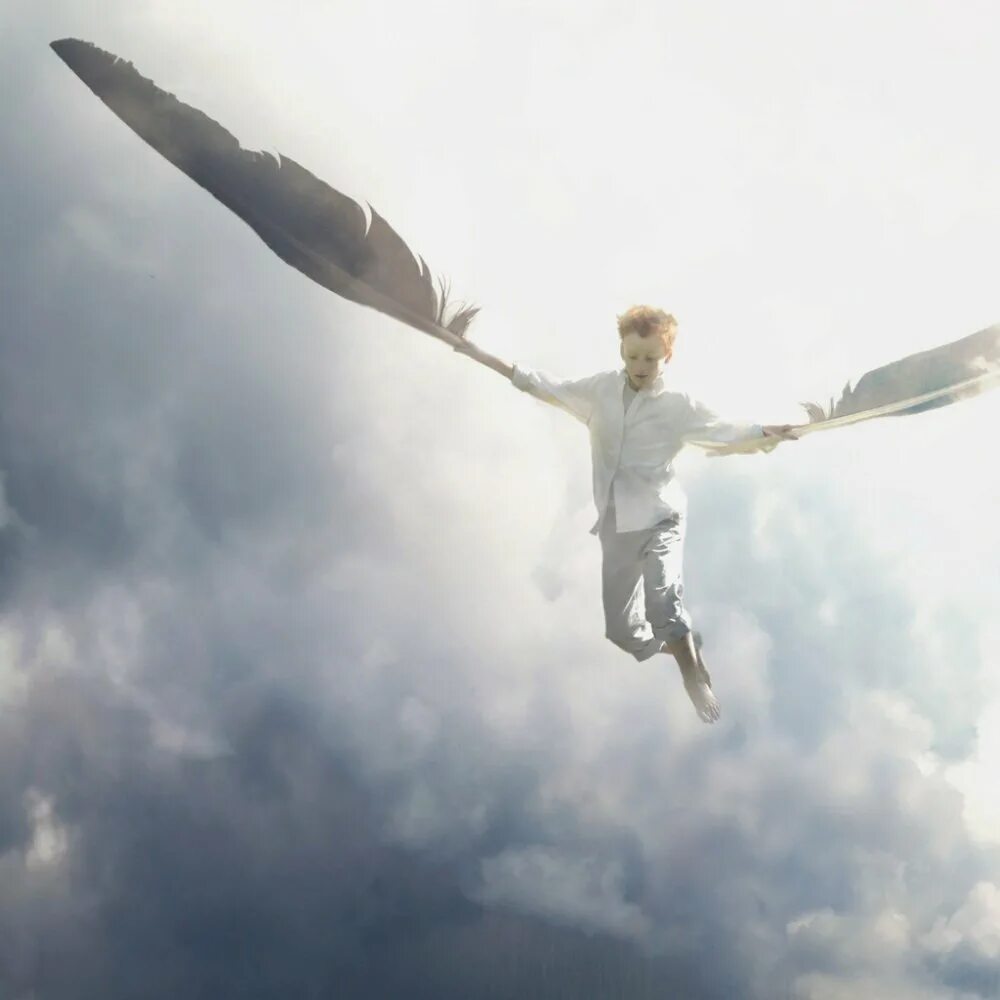 Человек с крыльями. Летающий человек. Человек летает в воздухе. Ангел в полете. Летать глупо