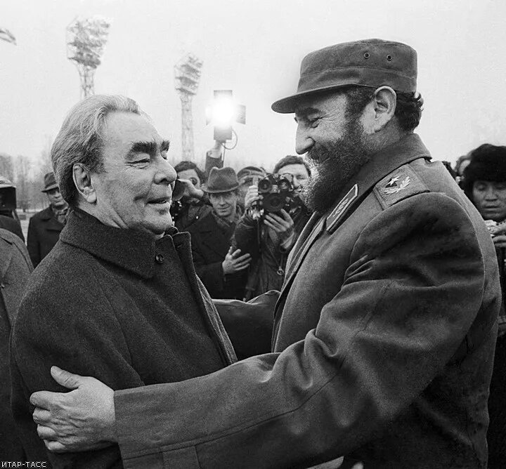 Кастро брежнев. Кубинский лидер ф. Брежнев и кастро. Кастро и че гевара. Брежнев и куба.