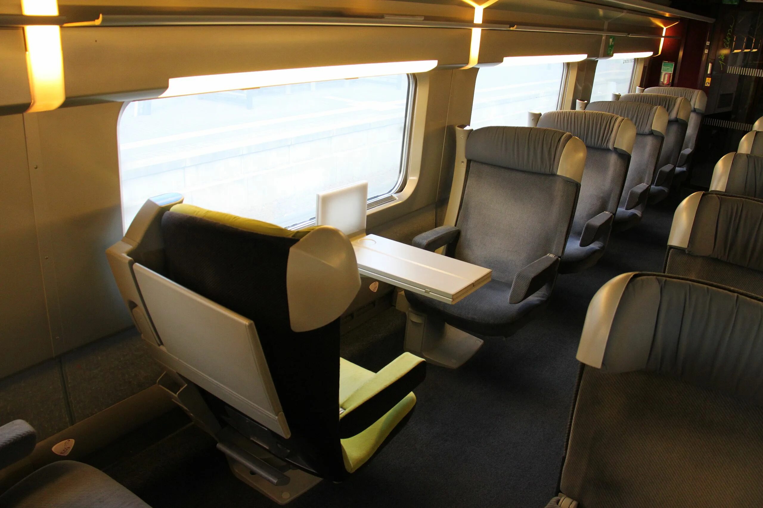 First class train. Tgv 1st class. французский поезд tgv. салон поезда tgv. tgv train интерьер.
