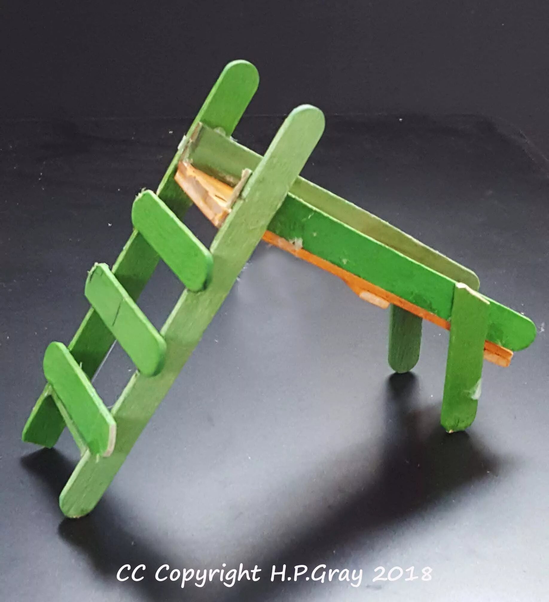 детская горка из палочек для мороженого. как сделать горку для поделки из картона. как сделать горку для поделки из картона. макет горки из бумаги. горка для машинок из коробки.