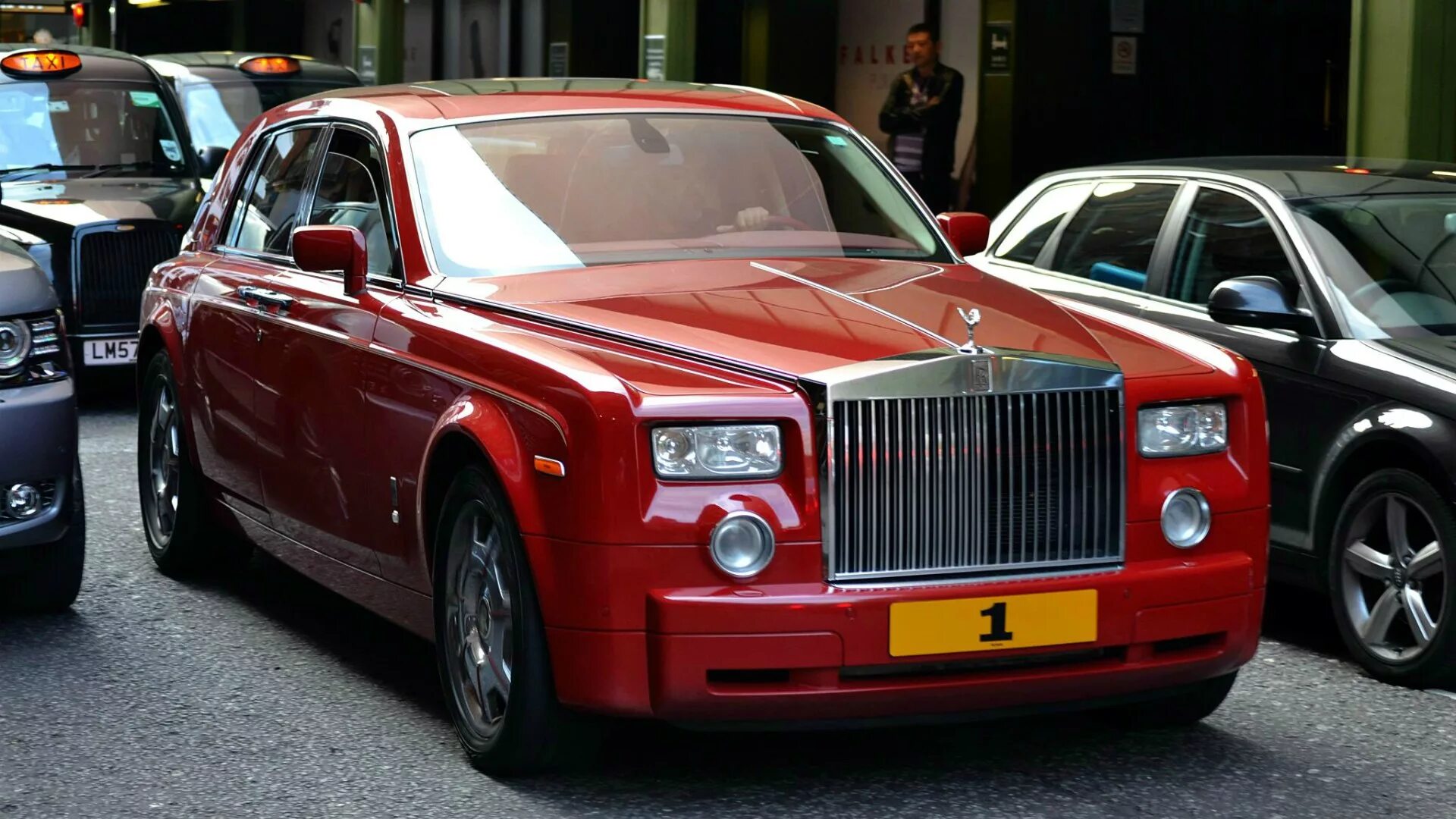 Похожие на роллс ройс. Красный Роллс Ройс. Красный Rolls Royce Фантом. Rolls Royce Phantom красно чёрный. Роллс Ройс 1986 красный.
