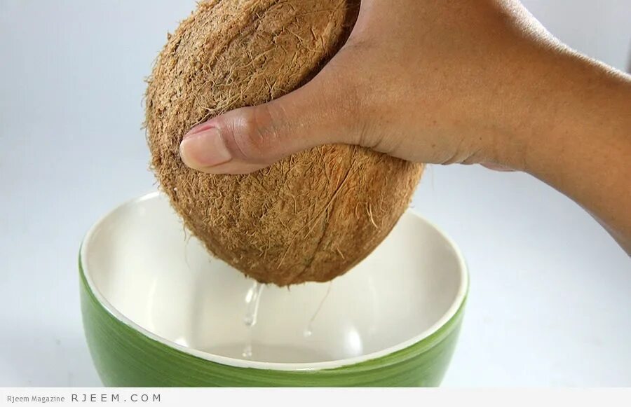 кокосовое моло. кокосовое молоко цвет. кокосовое молоко coconut milk. молочная с кокосом. реклама кокосового молока.