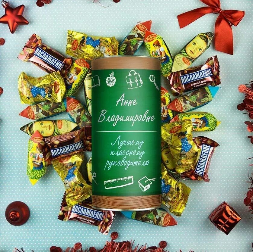 Подарок учителю на нг от класса. Сувенир учителю на новый год. Новогодняя корзина с деликатесами. Подарок учителю на новый год. Новогодний подарок учителю на новый год.