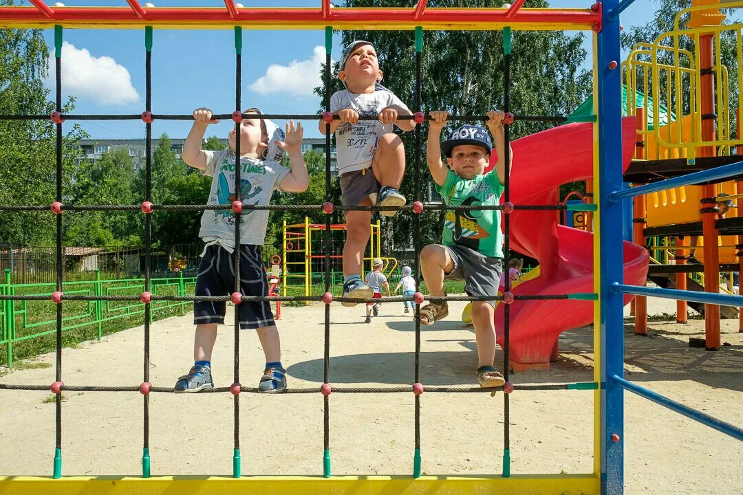 Дети сбежали из сада. Пупитгули убегающей с детской площадке. Воронеж детский сад калитка. Родители перестаньте оставлять детей у ворот детского сада и убегать. Как дети разбегаются по залу.