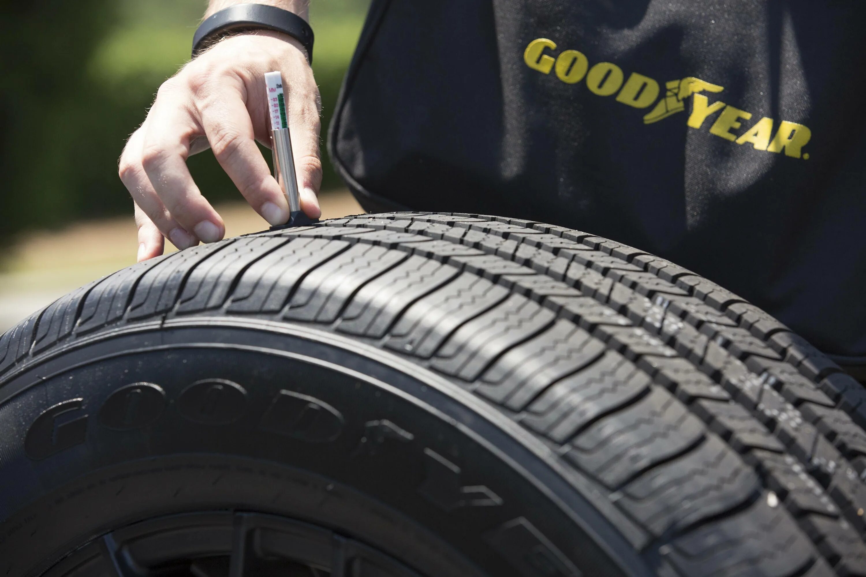 Автоматик шины. Шины Goodyear с296. Goodyear Tire. Колеса Goodyear. Goodyear шины на автомобиле.