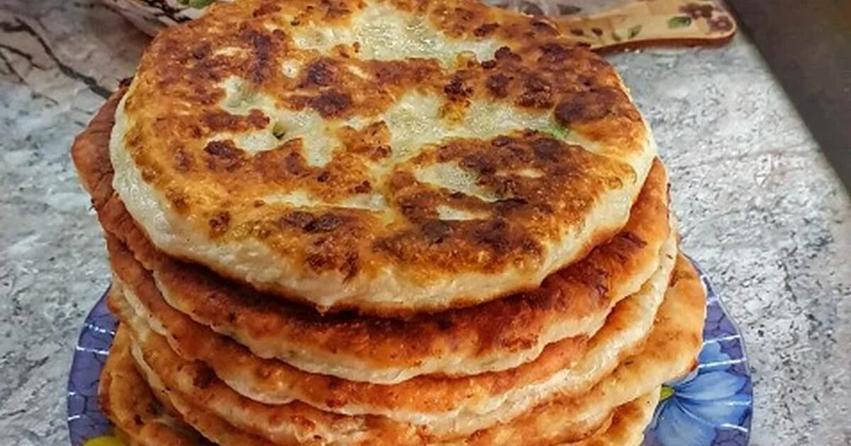 Рецепт простых пышных лепешек. Воздушная лепешка. Катлама патир. Лепешки шелпек. Хычин пышный.