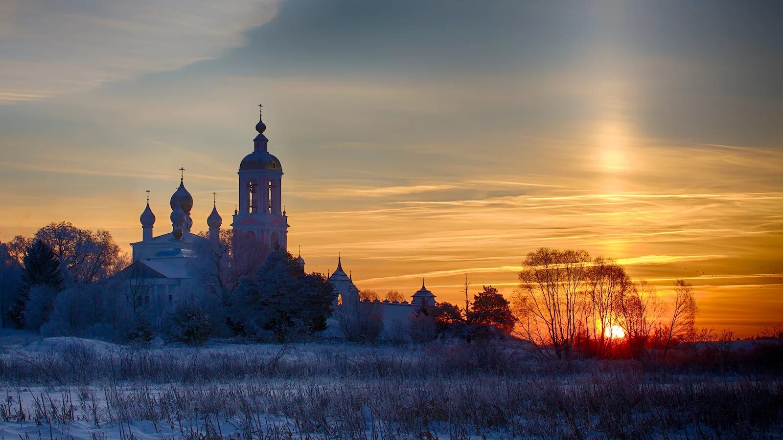 Рассвет над храмом зимой фото природы