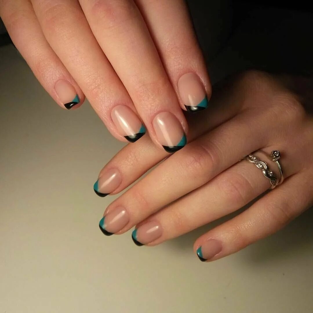 френч на миндалевидных ногтях 2018. однотонное покрытие ногтей. маникюр разноцветные ногти. ногти квадратные разные. ногти френч.