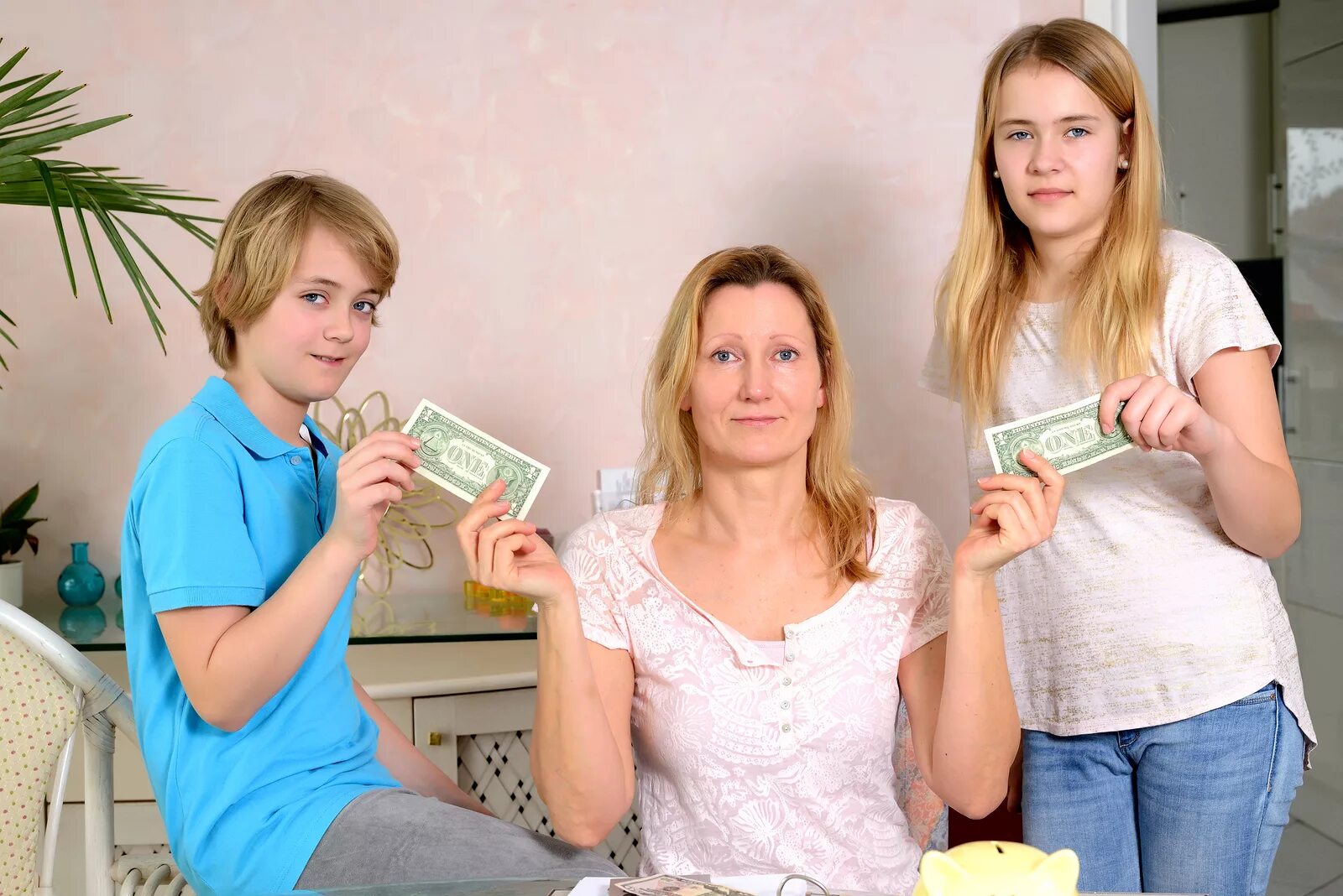 Мама дает подростку. Мама дает деньги ребенку. Родители дают деньги детям. Мамины деньги. Подросток с деньгами.