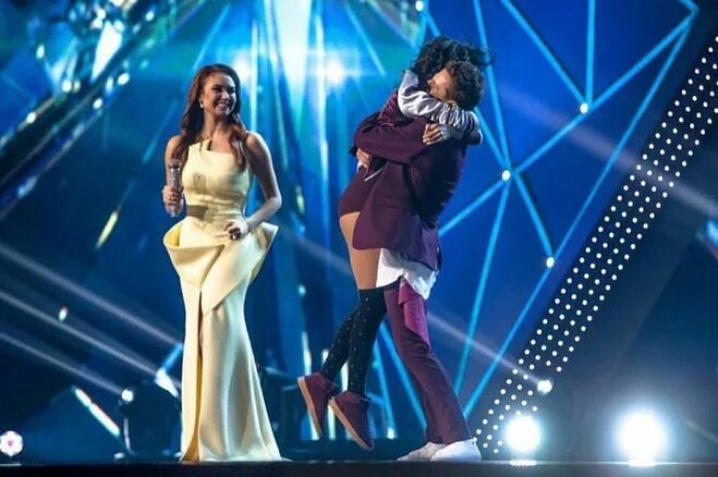 Под какую песню выступала. Под какую песню выступала. Шоу танцы ds crew. Певица на сцене со спины. Шоу игра на тнт.