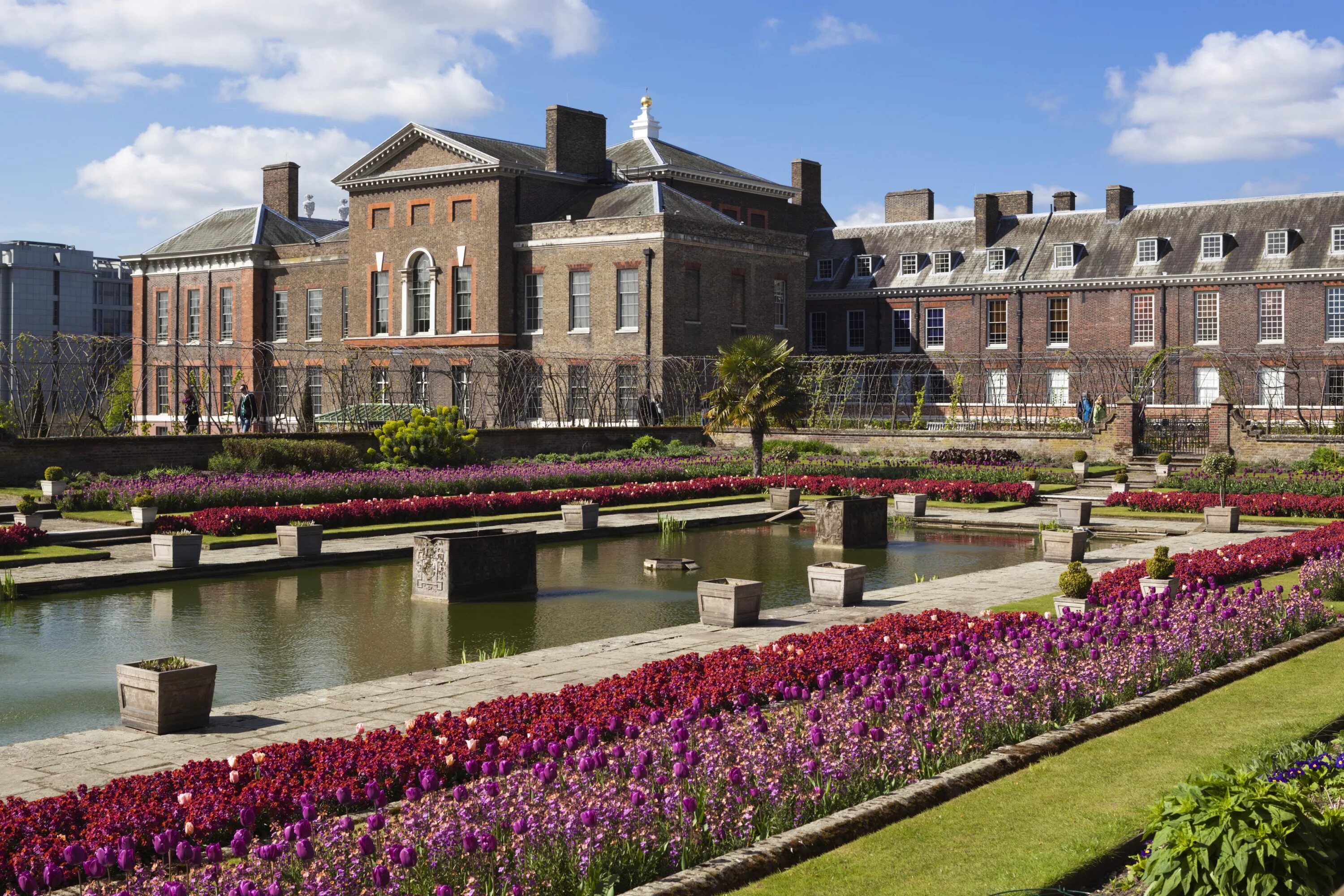 Сайт кенсингтонского дворца. Англия дворец Кенсингтонский. Особняк Kensington Palace Gardens. Лондон Кенсингтон-Гарден. Кенсингтон Пэлас Гарденс, Лондон.