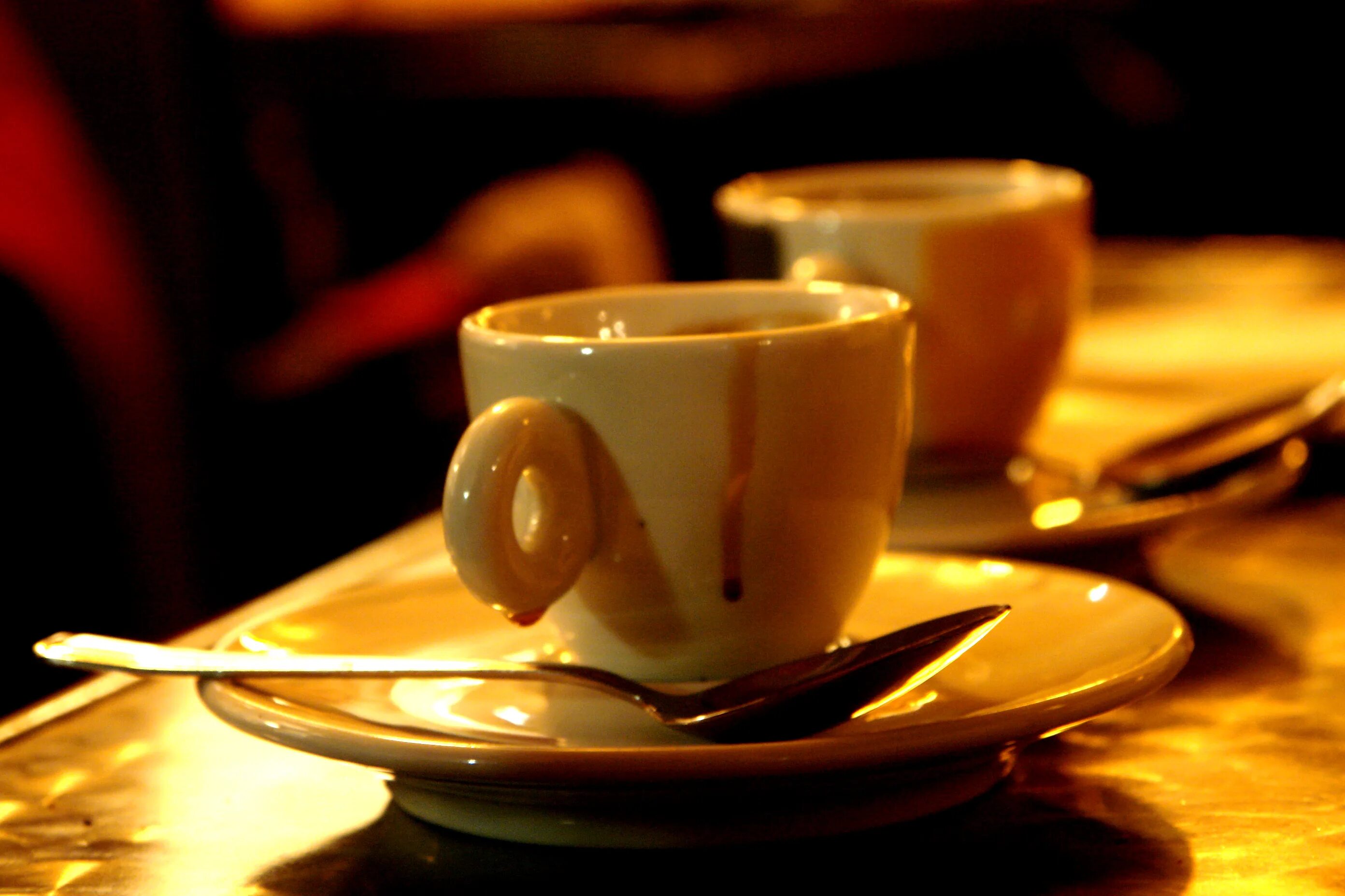 Кофе вечером. Две чашки. Две чашки чая на столе. Желтая чашка кофе. Чашка чая на столе в кафе.