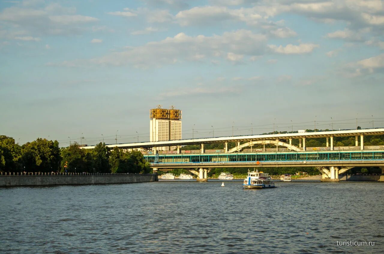 Москва река прогулка на теплоходе воробьевы горы. Лужнецкий мост метромост. метро воробьевы горы. метромост москва воробьевы горы. смоленский метромост.