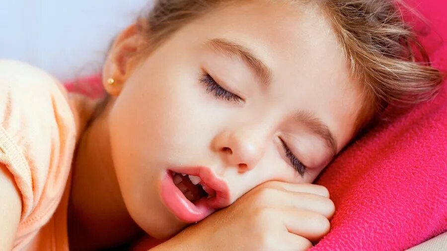 Вздохи у ребенка. Девочка с открытым ртом. Дети спят с открытыми ртами.