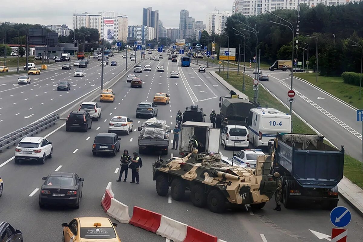 Выезды из москвы перекрыты. Дорога перекрыта в Москве. МКАД перекрыли. Блокпосты в Москве. Перекрытие автодороги.