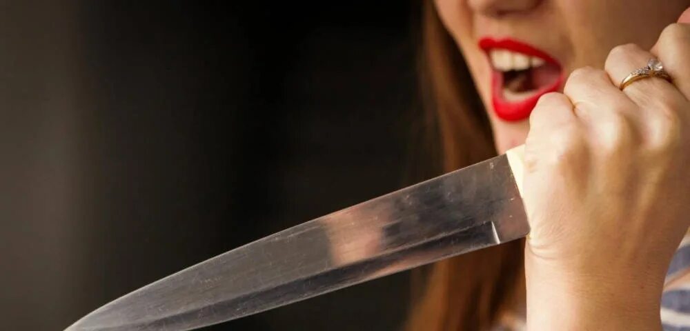 Женщина напала на ребенка с ножом. Нападающий с ножом картинка. Женщина с кинжалом. Женщина напала на ребенка с ножом. Женщина напала на ребенка с ножом.
