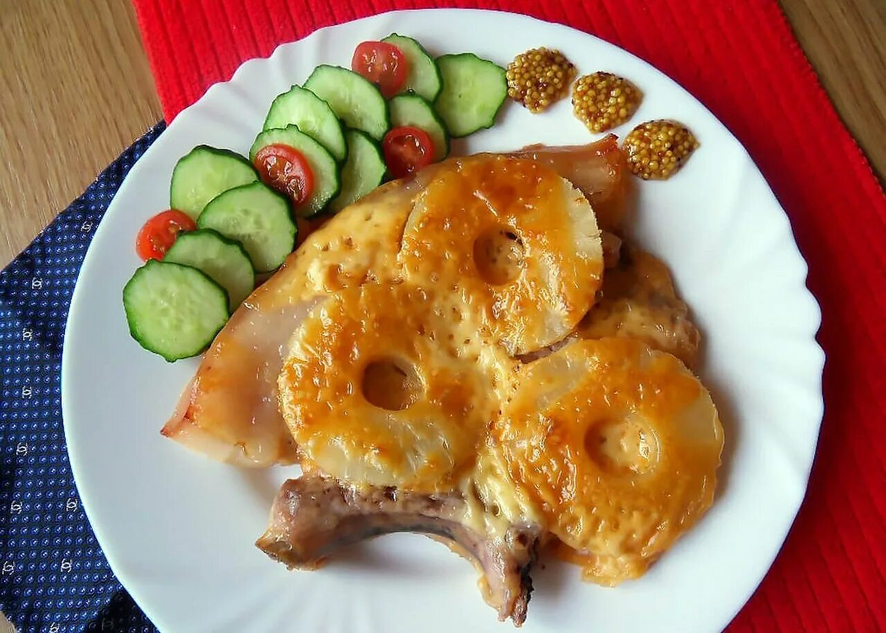 Рецепт отбивных с ананасом. Мясо свинина с ананасом. свинина с ананасами в духовке. свинина запеченная с ананасами. свинина с ананасами в духовке с сыром.