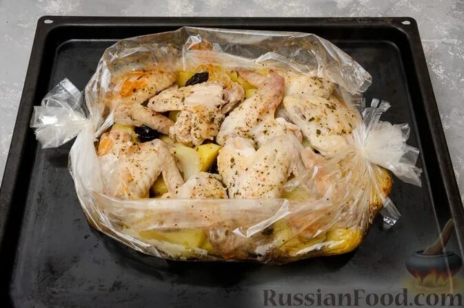 Курица с картофелем в духовке в пакете. Курица в рукаве с черносливом. рыба в рукаве. курица с картошкой в духовке в рукаве. рыба с картошкой в рукаве для запекания в духовке.