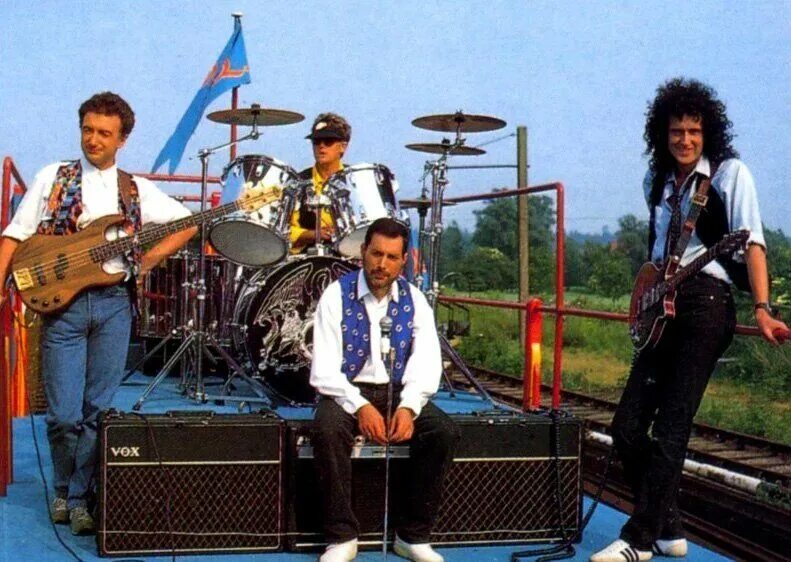 Квин скандал. Группа квин 1989. queen 1989 breakthru. группа the queen breakthru. фредди меркьюри breakthru.