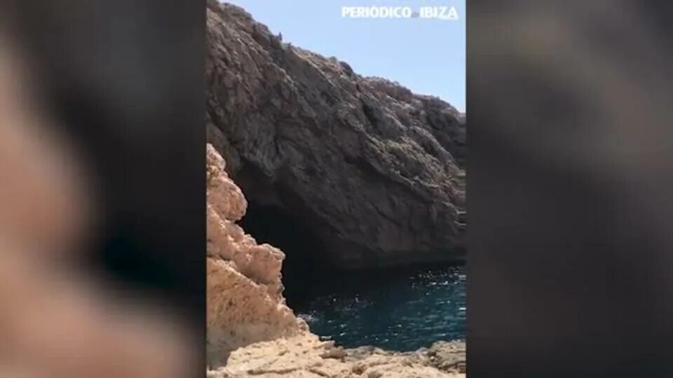 Бузова прыгну со скалы видео. Белла спрыгнула со скалы. Видеоклип разбежавшись прыгнуть со скалы. Бузова прыгну со скалы видео. Наруто прыгает со скалы.