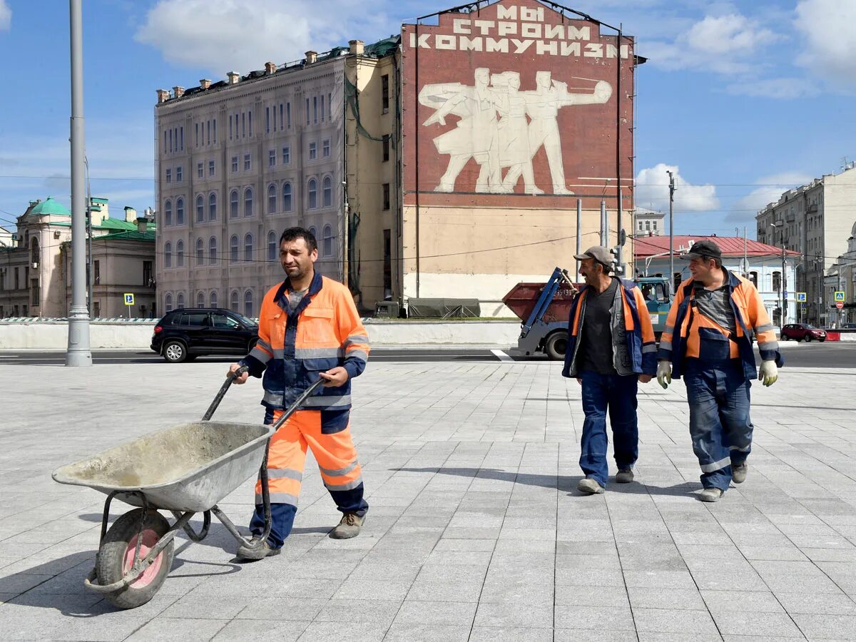 Гастарбайтеры. Гастарбайтеры в России. Дорожный рабочий. Дворник гастарбайтер. Самозанятый гражданин таджикистана