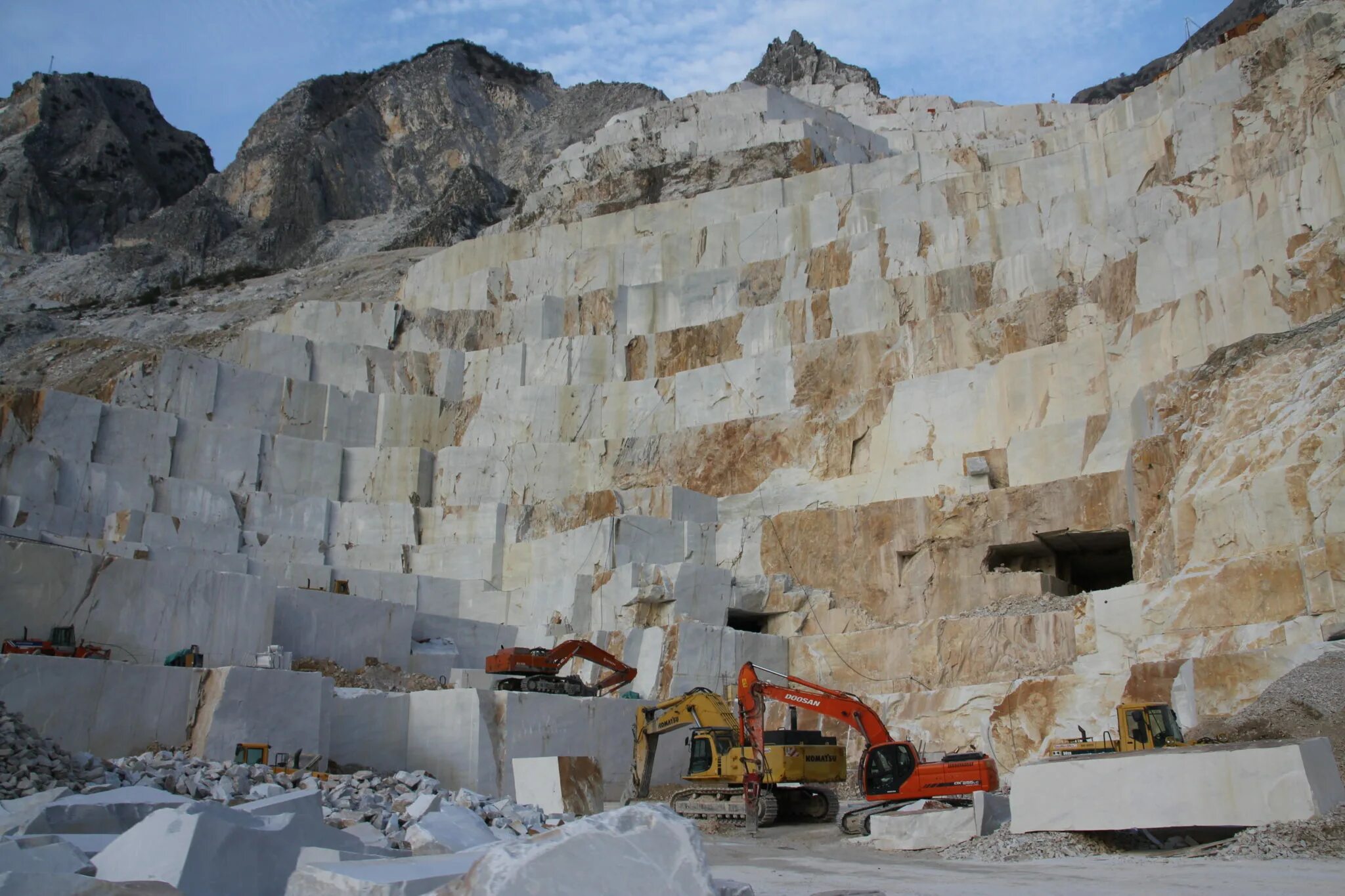 Stone mining. Каррарский мрамор полезные ископаемые Италии. Арчединский карьер известкового камня. Каррарский мраморный карьер. Мекегинский камень Дагестанский карьер.