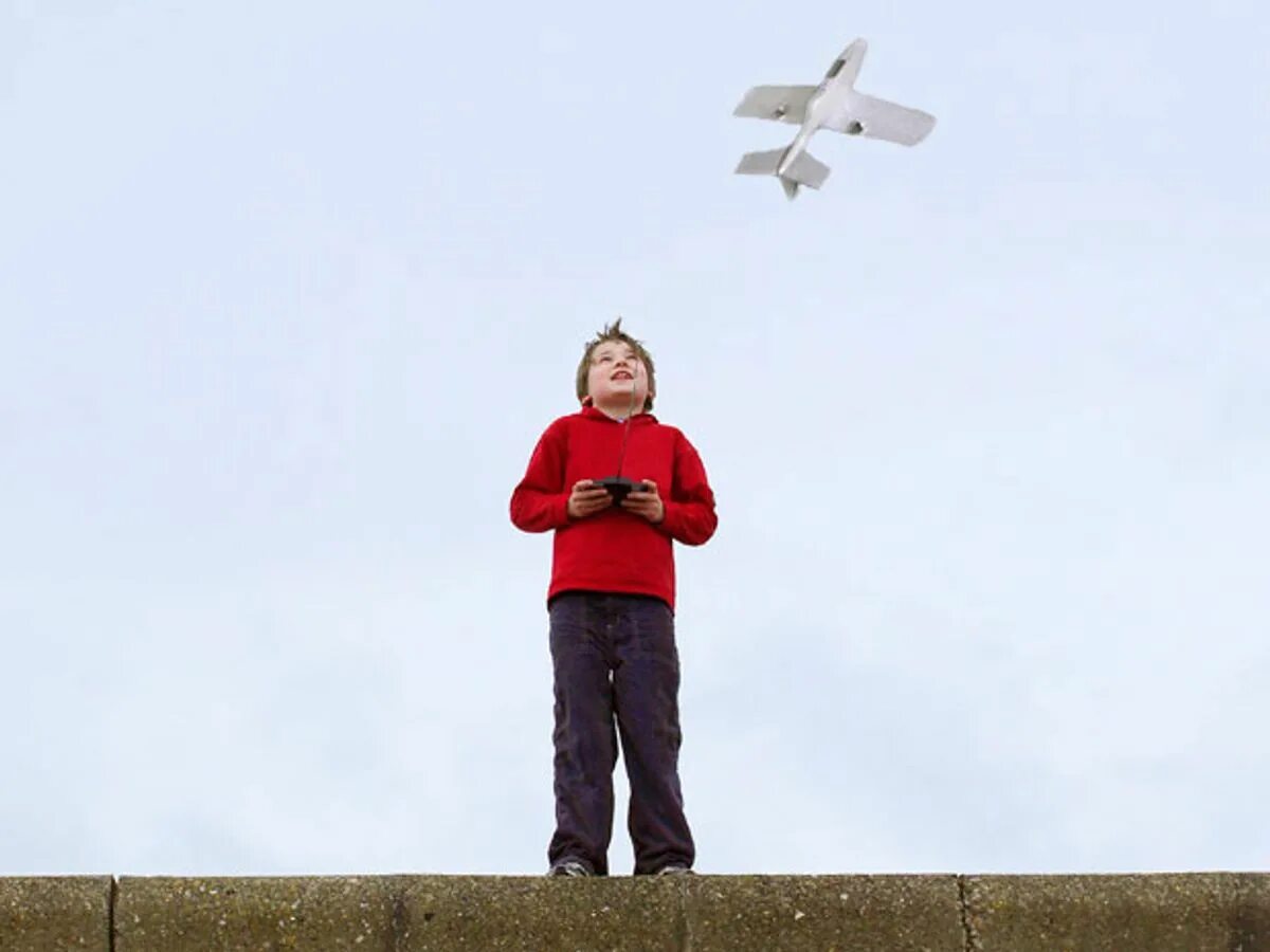 Kid flying. Fly a plane Drone. Фото детей с дрона идеи. Взрослый показывает ребенку дрона.