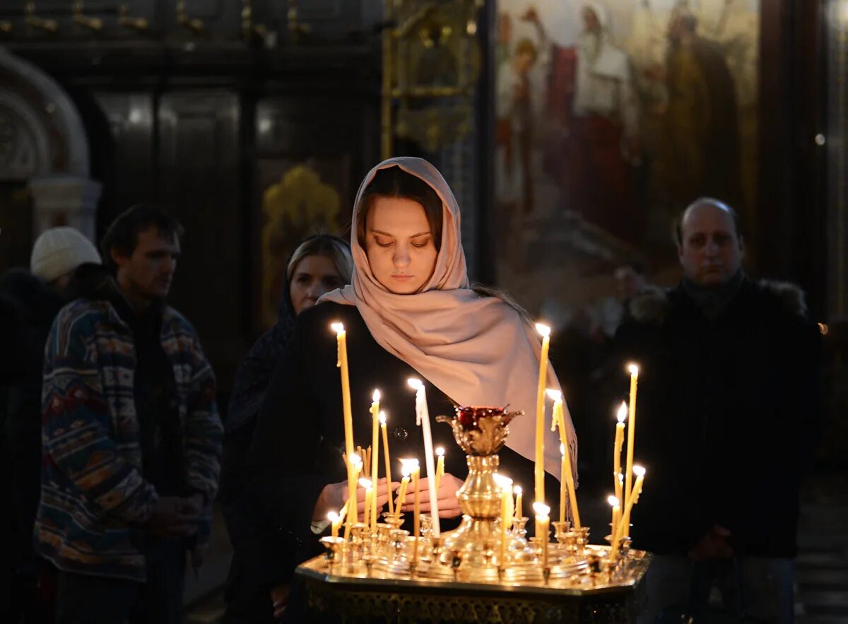 Как правильно говорить в прощеное воскресенье. Прощеное воскресенье. прощеное воскресенье в храме. знаменитости в храме. девушка в церкви.
