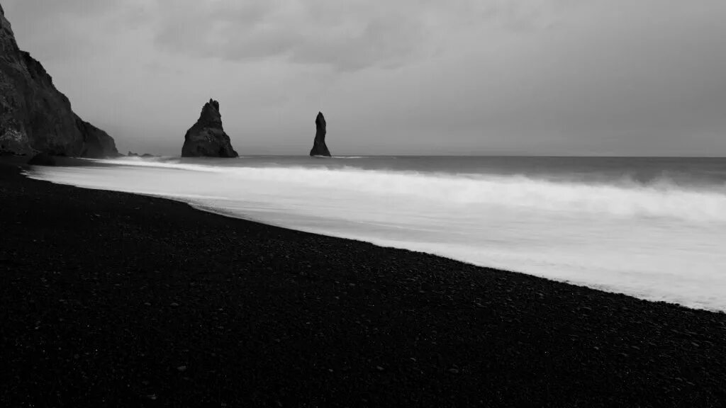 Включи dark beach. Рейнисфьяра Бич, Вик, Исландия. Рейнисфьяра Исландия черный пляж. Пляж Рейнисфьяра — Вик, Исландия. Пляж Рейнисфьяра (Reynisfjara).