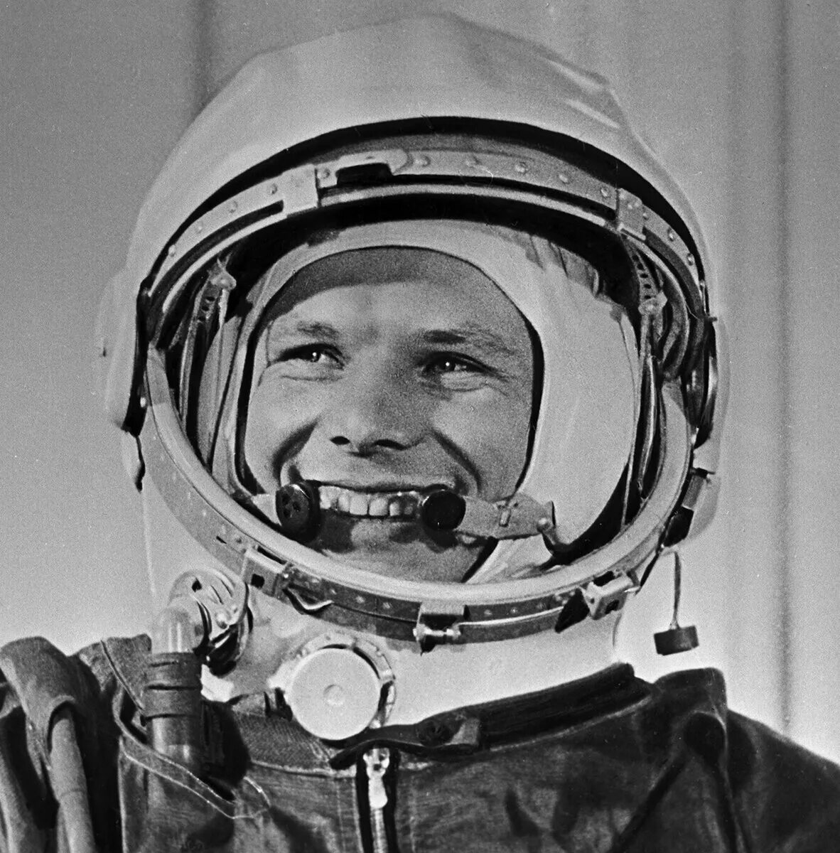 Первый человек совершивший полет в космос. Гагарин первый космонавт.